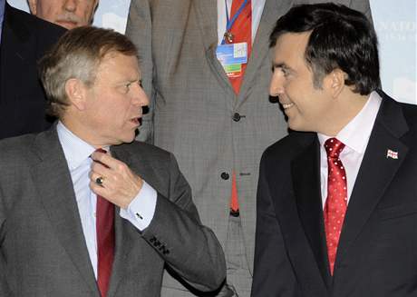 Generální tajemník NATO Jaap de Hoop Scheffer (vlevo) gruzínskému prezidentovi Saakavilimu lenství v alianci nepislíbil.