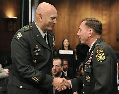 Generál David Petraeus (vpravo) s generálem Raymondem Odiernem, kterému pedal velení v Iráku.