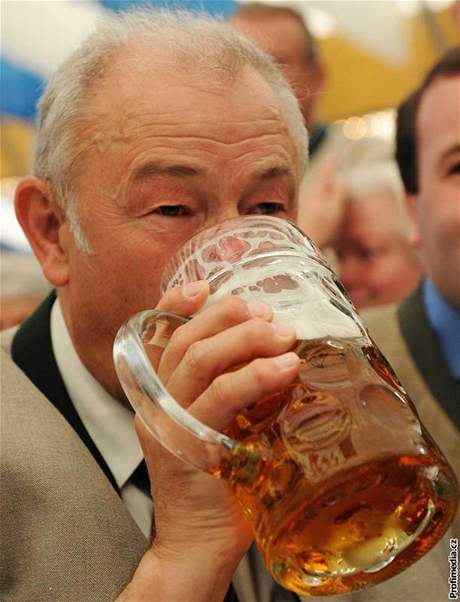 Günter Beckstein má pivo rád a dopál by ho idim, kteí zavítají na Oktoberfest.