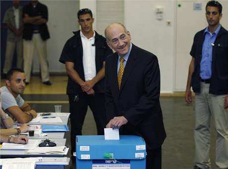 Premiér Olmert vhazuje do urny jméno kandidáta, který ho nahradí v ele strany i vlády.