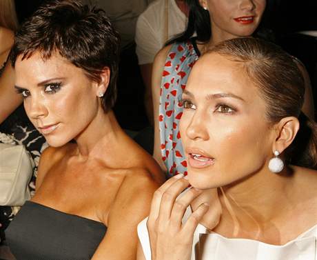 Victoria Beckhamov s novm esem na pehldce Marka Jacobse, spolenost j dlala Jennifer Lopezov  