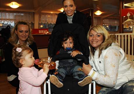 Martina Balogov se synem Pepou, Lenka Hornov s dcerou a Gbina Partyov