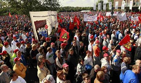 Desetitisce zamstnanc a odbor Volkswagen v Nmecku protestuj za zachovn zkona, kter m chrnit firmu.