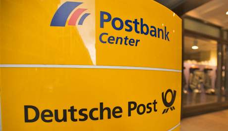 Cedule s nápisy Postbank a Deutsche Post. Ilustraní foto.