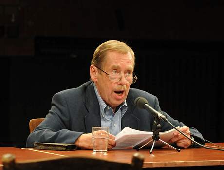 Václav Havel te ped publikem hru Odcházení