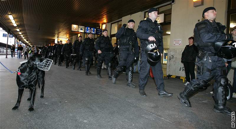 Policejní tkoodnci ekají na píznivce fotbalové Sparty Praha