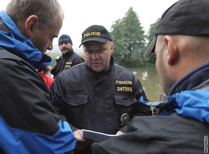 Policie do hledání malého chlapce zapojila také psy.