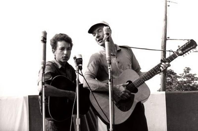 Album Boba Dylana se v tomto týdnu dostalo na první místo prodejnosti ve Velké Británii.