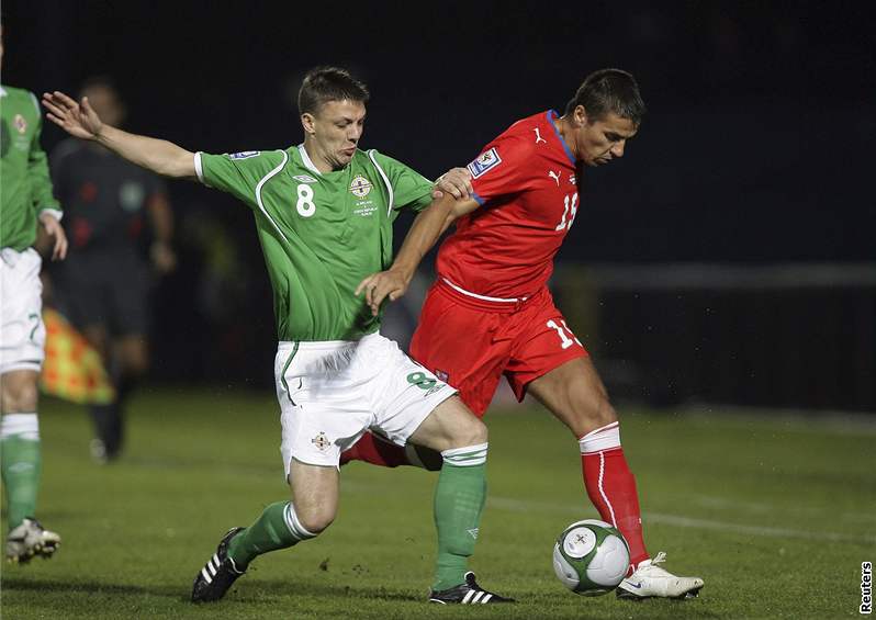 eský fotbalový reprezentant Milan Baro v souboji se severoirským obráncem Chrisem Bairdem.