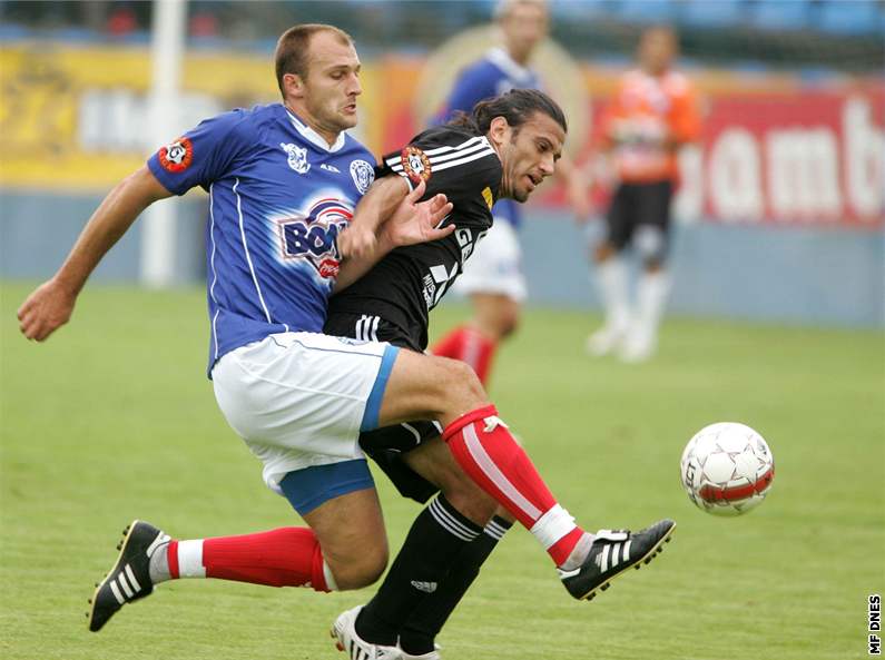 Drazný souboj v prbhu ligového utkání Kladno - Olomouc.