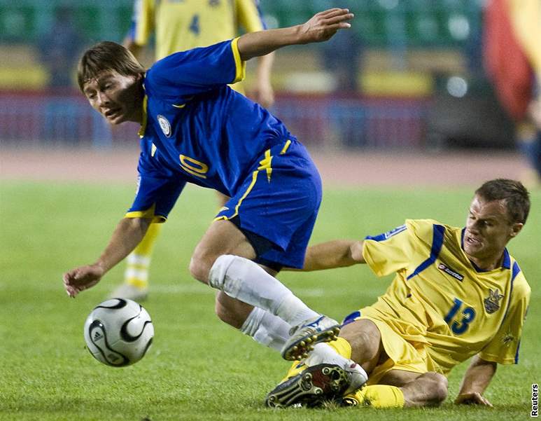 Zklamaní fotbalisté výcarska, mezi nimi i Mauro Lustrinelli (vlevo), po domácí prohe s Lucemburskem