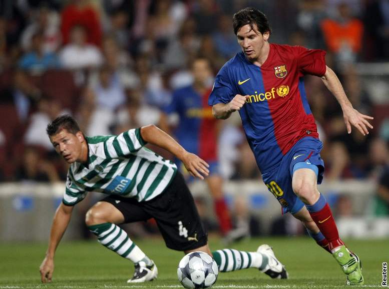 Barcelona - Sporting Lisabon: Lionel Messi (vpravo) v souboji s Andersonem Polgou z Lisabonu