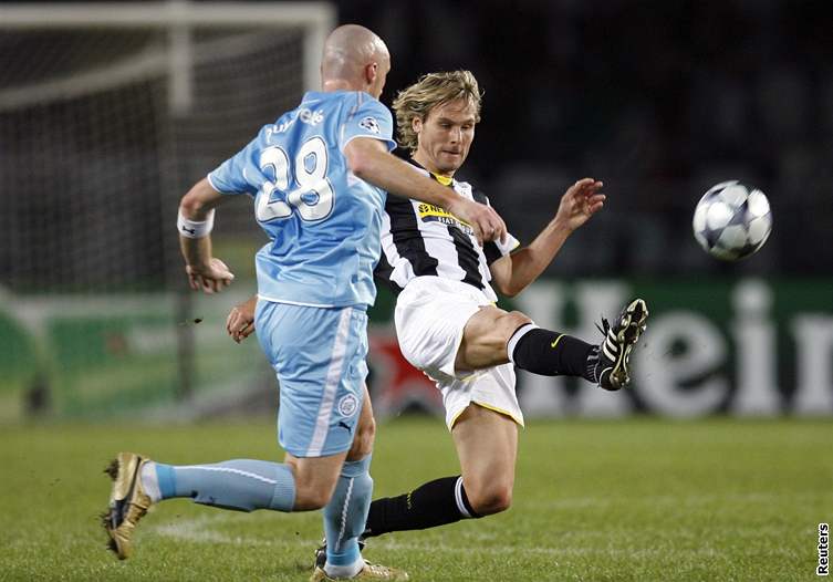 Juventus - Petrohrad: domácí Pavel Nedvd (vpravo) v souboji se Sebastienem Puygrenierem