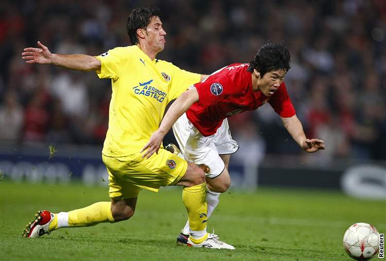 Manchster Utd. - Villareal: Park Ji-sung (vpravo) z Manchesteru United se snaí uniknout Joanu Capdevilovi z Villarrealu