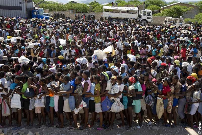 Matrace je to jediné, co obyvatelce haitského pístavu Gonaives zbylo.