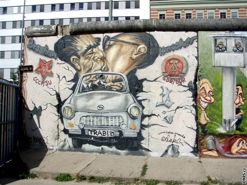 Na zbytku berlínské zdi je zvnný slavný polibek východonmeckého vdce Erika Honeckera a sovtského pedáka Leonida Brenva z roku 1979