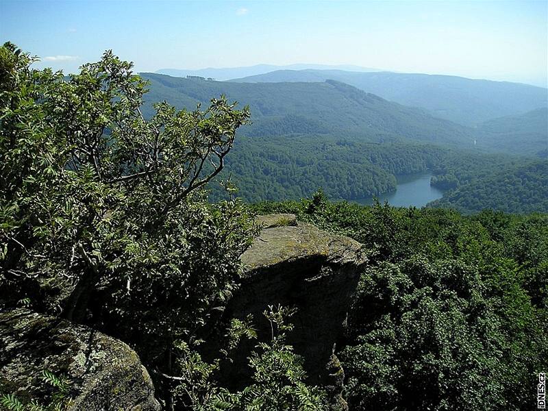 Vihorlat: jezero Morské oko z východního vrcholu Sninského kamene