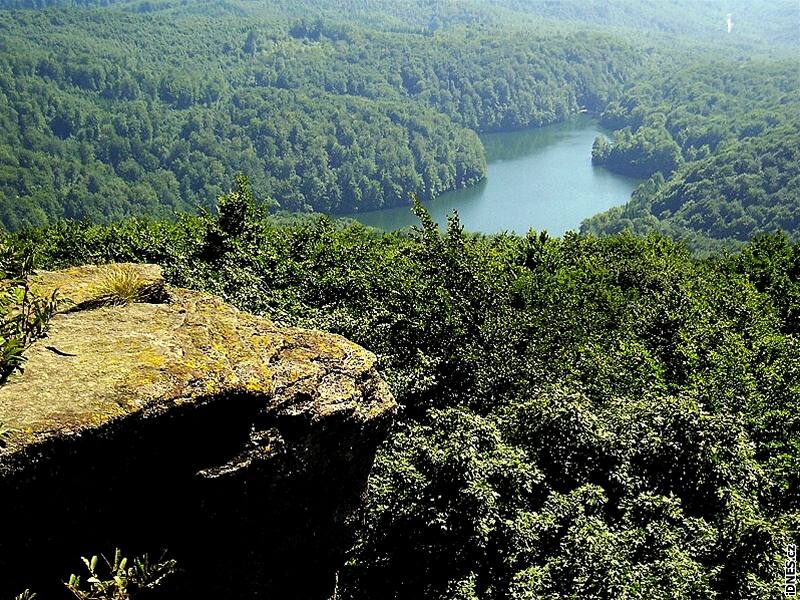 Vihorlat: jezero Morské oko z východního vrcholu Sninského kamene