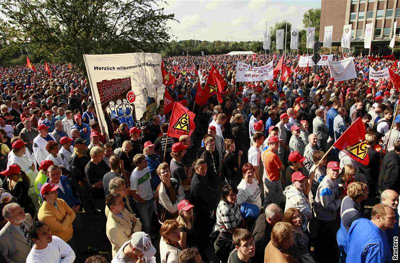 Desetitisíce zamstnanc a odborá Volkswagen v Nmecku protestují za zachování zákona, který má chránit firmu.