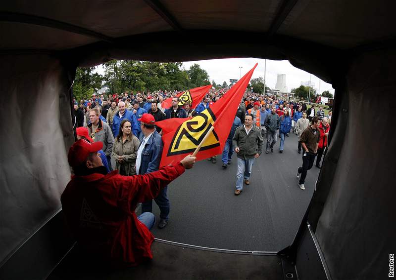 zamstnanci a odborái Volkswagenu v Nmecku protestují za zachování zákona, který má chránit firmu.