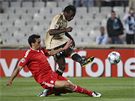 Marseille - Liverpool: domácí Mamadou Niang (vpravo) v souboji s Alvarem Arbeloou 