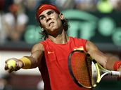 Rafael Nadal v utkání Davisova poháru proti Samovi Querreymu. 