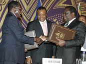 Mugabe a Tsvangirai po podpisu dohody o rozd�lení moci v Zimbabwe