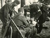 Mobilizace 1938: O�et�ování vojáka zran�ného v boji se sudeton�meckými teroristy