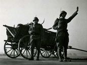 Mobilizace 1938: Pohrani�ní komunikace uzav�ená armádní hlídkou