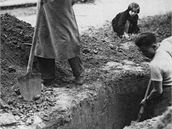 Mobilizace 1938: Budování improvizovaných protileteckých kryt� v ulicích Turnova