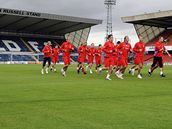 etí fotbalisté ped kvalifikací na tréninku v Belfastu.