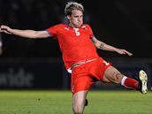 Radoslav Ková padá do stely v kvalifikaním utkání v Severním Irsku