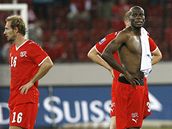 Zklamaní fotbalisté výcarska, mezi nimi i Mauro Lustrinelli (vlevo), po domácí prohe s Lucemburskem. 