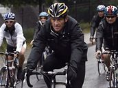 ZATÍM JEN CHARITA. Lance Armstrong, sedminásobný vítz cyklistické Tour, si minulý týden vyjel na charitativní vyjíku v kanadském Quebeku. Nyní zvauje návrat a vlastní stáj.