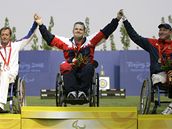 Lukostelec David Drahonínský (uprosted) se svými soupei na stupních vítz