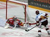 Slavia - Sparta: spar�an David Výborný p�ed domácím gólmanem Adamem Svobodou