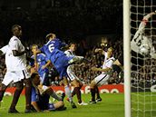 Chelsea - Bordeaux: domácí Joe Cole (t�etí zleva) skóruje