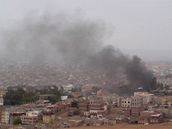 Po výbuchu se od ambasády USA v Saná valil hustý dým.