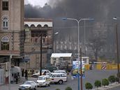 Po výbuchu se od ambasády USA v Saná valil hustý dým.