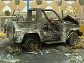 Jemenská televize poskytla obrázky, jak dopadla vozidla v okolí výbuchu.