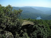 Vihorlat: jezero Morské oko z východního vrcholu Sninského kamene