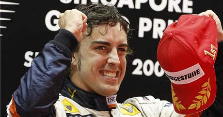 Velká cena Singapuru: Fernando Alonso se raduje z vítzství
