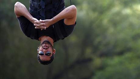 Iluzionista David Blaine nad Central Parkem