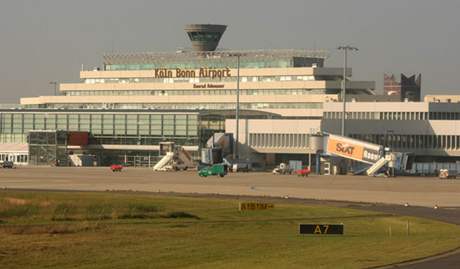 Akci proti údajným teroristm provedla zásahová jednotka na letiti v Kolín nad Rýnem.