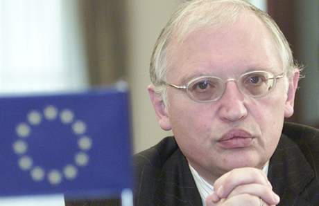 Z bývalého komisae pro rozíení EU Güntera Verheugena se nyní stal komisa pro rozíení do vesmíru