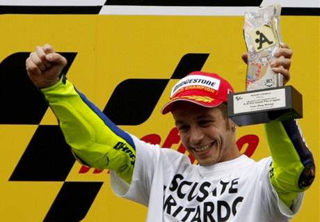 Valentino Rossi s vítznou trofejí závodu v Motegi.