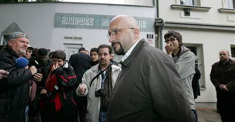 Pavel Sedláek v tmavém kabát ped brnnskou meitou v záí 2008