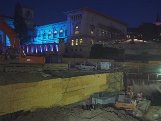 Noční pohled na staveniště - budoucí stanice Riponne