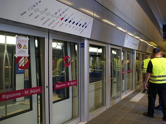 Prostor nástupiště je oddělen skleněnými dveřmi