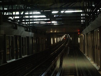 V některých místech je metro vedeno pouze po jedné koleji